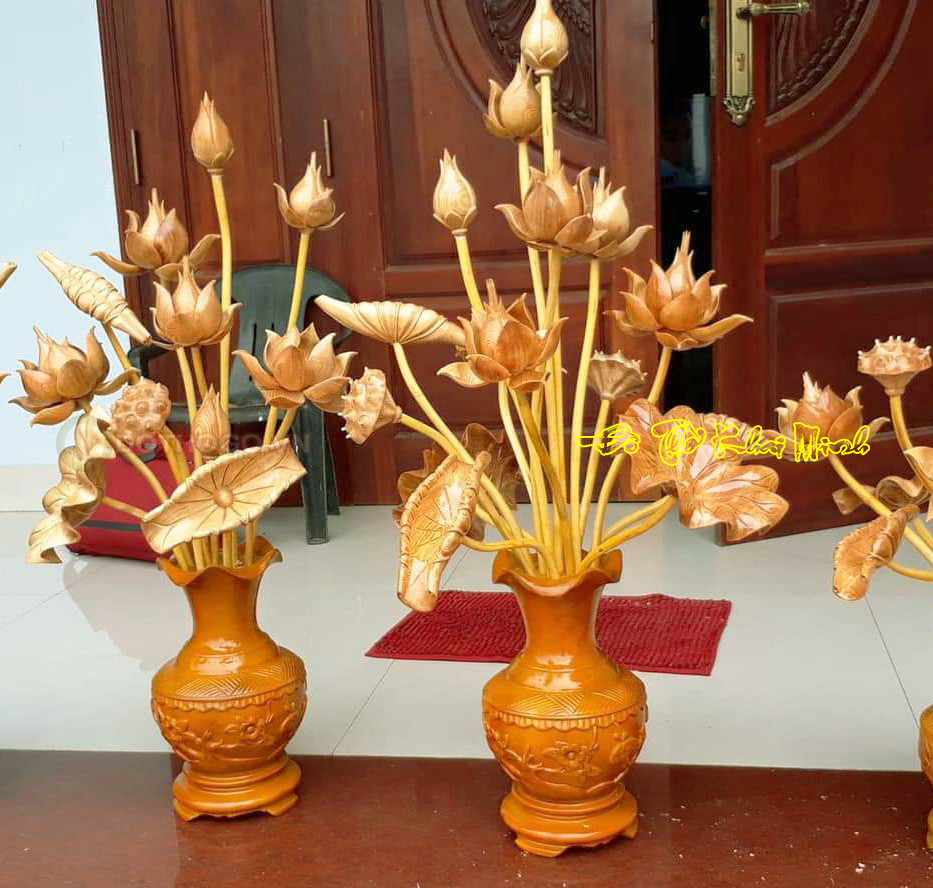 Cặp Bình hoa sen gỗ Pơmu bày bàn thờ